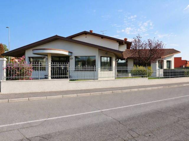 Villa Indipendente in vendita a Carzago Riviera, Calvagese della Riviera