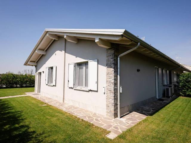 Villa Indipendente in vendita a Calvenzano, Lombardia
