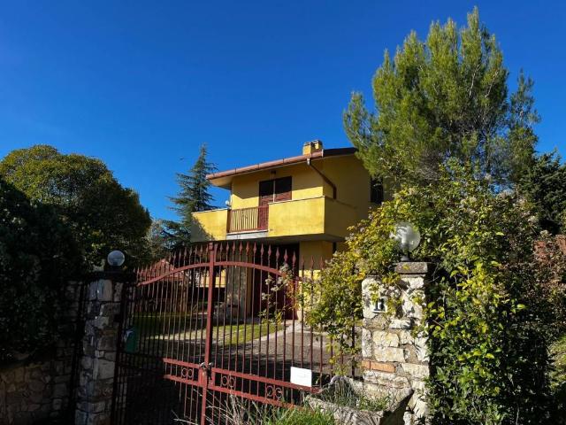 Villa Indipendente in vendita a Calvi Dell'umbria, Umbria