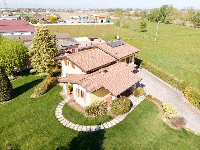 Villa Indipendente in vendita a Calvisano, Lombardia