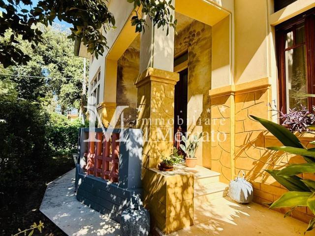 Villa Indipendente in vendita a Camaiore, Toscana