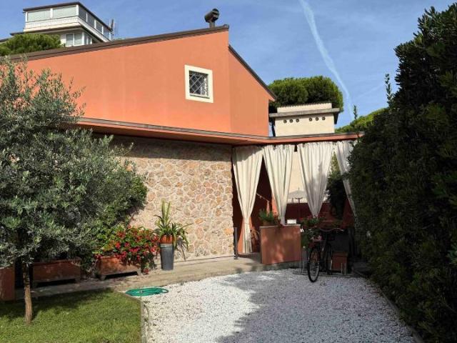 Villa Indipendente in vendita a Camaiore, Toscana