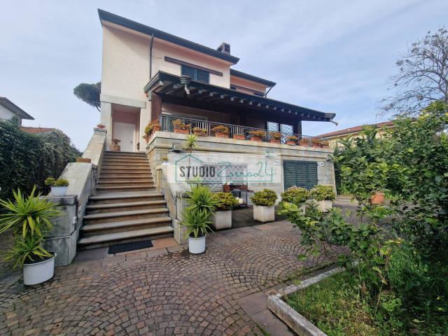 Villa Indipendente in vendita a Camaiore, Toscana