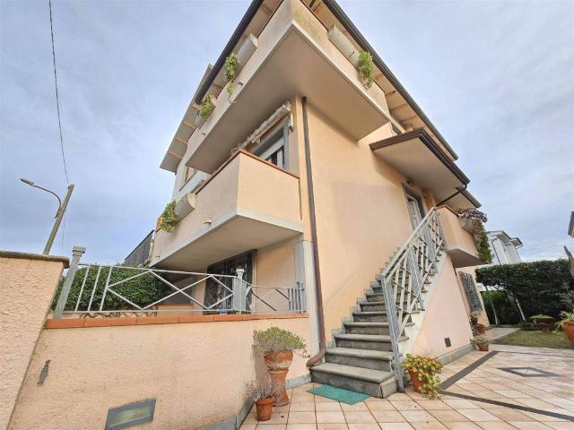 Villa Indipendente in vendita a Camaiore, Toscana