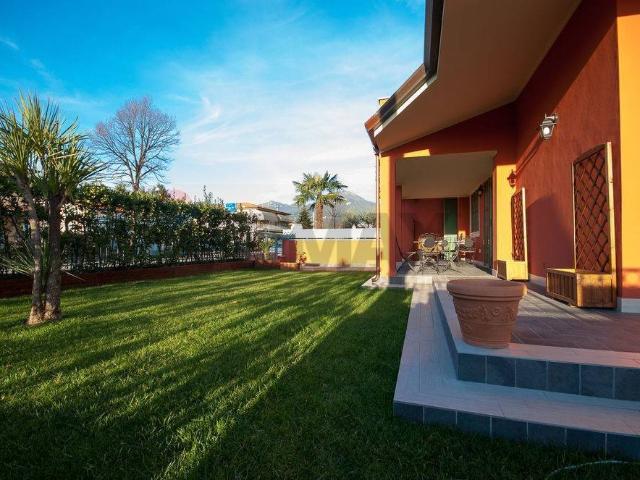 Villa Indipendente in vendita a Paduletto, Camaiore