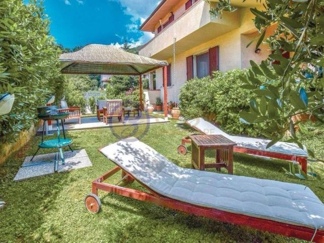 Villa Indipendente in vendita a Vado, Camaiore