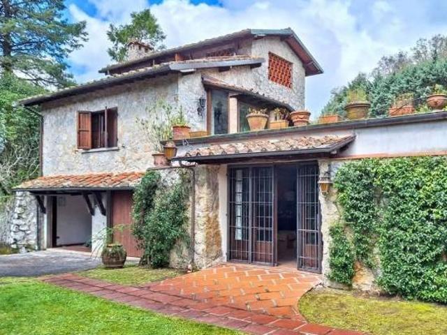 Villa Indipendente in vendita a Camaiore, Toscana