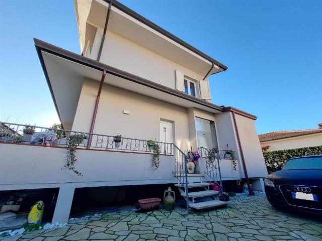 Villa Indipendente in vendita a Camaiore, Toscana