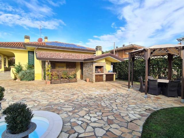 Villa Indipendente in vendita a Camaiore, Toscana