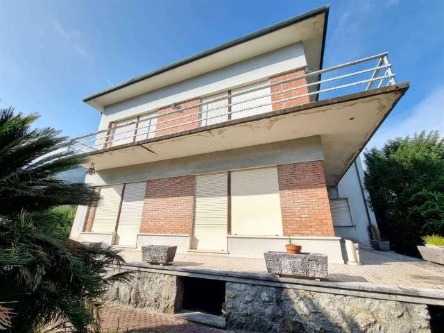 Villa Indipendente in vendita a Montebello, Camaiore