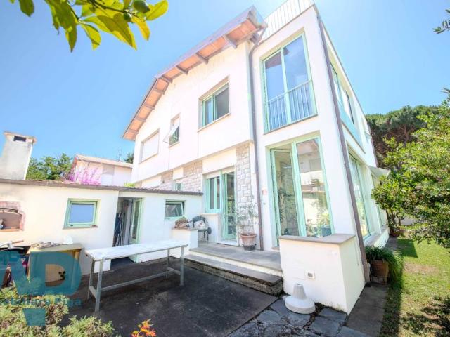 Villa Indipendente in vendita a Camaiore, Toscana