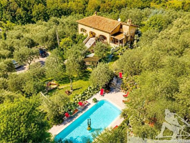 Villa Indipendente in vendita a Metato, Camaiore