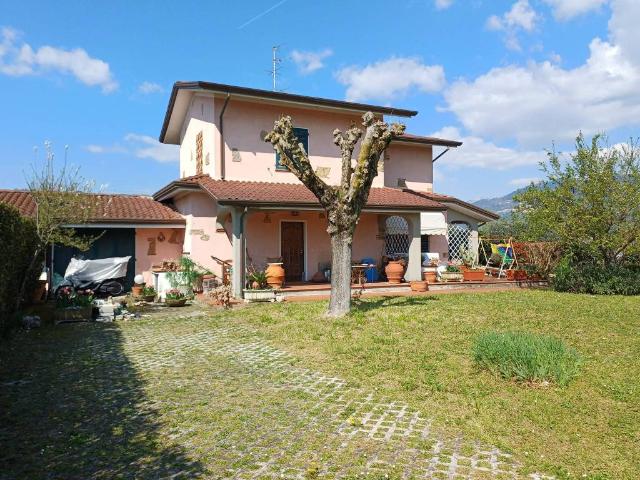 Villa Indipendente in vendita a Carraia, Camaiore