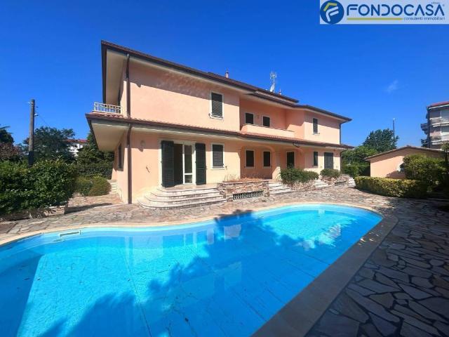 Villa Indipendente in vendita a Camaiore, Lucca