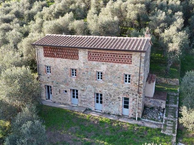 Villa Indipendente in vendita a Montebello, Camaiore