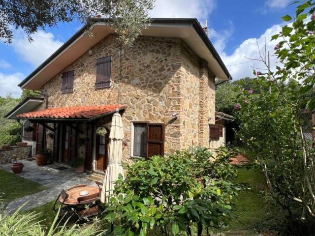 Villa Indipendente in vendita a Campiglioni, Camaiore