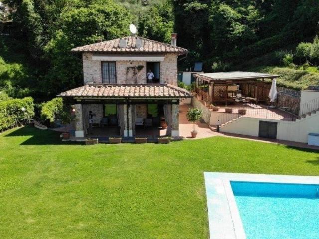 Villa Indipendente in vendita a Camaiore, Toscana