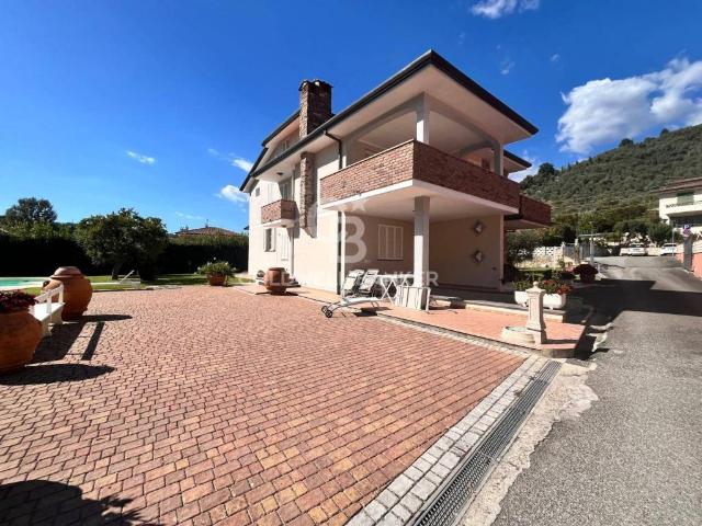 Villa Indipendente in vendita a Camaiore, Toscana