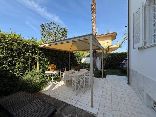 Villa Indipendente in vendita a Camaiore, Toscana