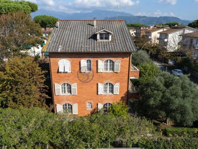 Villa Indipendente in vendita a Camaiore, Toscana