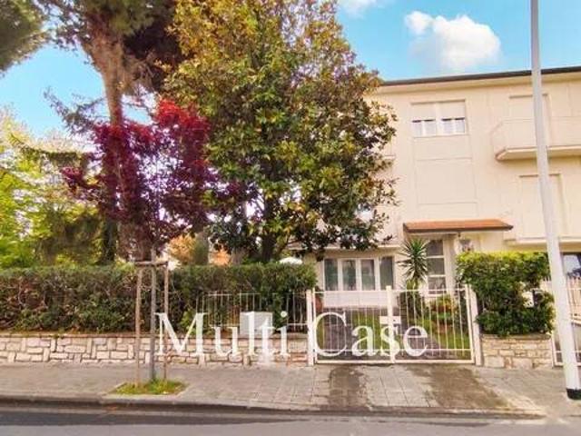 Villa Indipendente in vendita a Camaiore, Toscana
