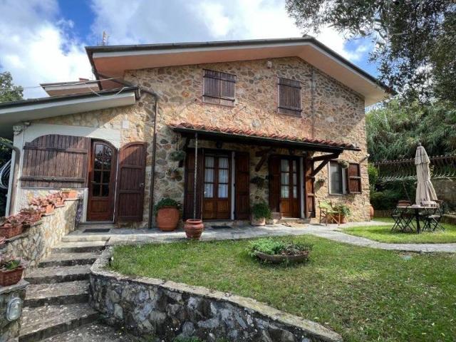 Villa Indipendente in vendita a Campiglioni, Camaiore