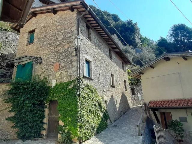 Villa Indipendente in vendita a Lombrici, Camaiore