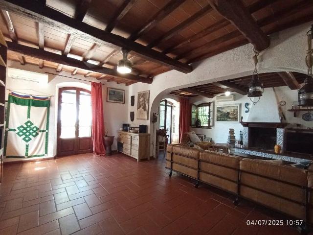 Villa Indipendente in vendita a Montemagno, Camaiore