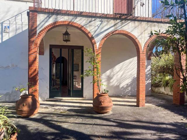 Villa Indipendente in vendita a Camaiore, Toscana