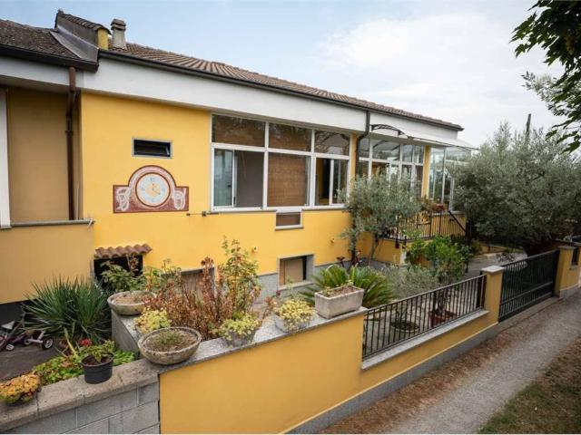 Villa Indipendente in vendita a Cameri, Novara