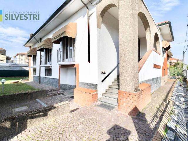 Villa Indipendente in vendita a Cameri, Novara