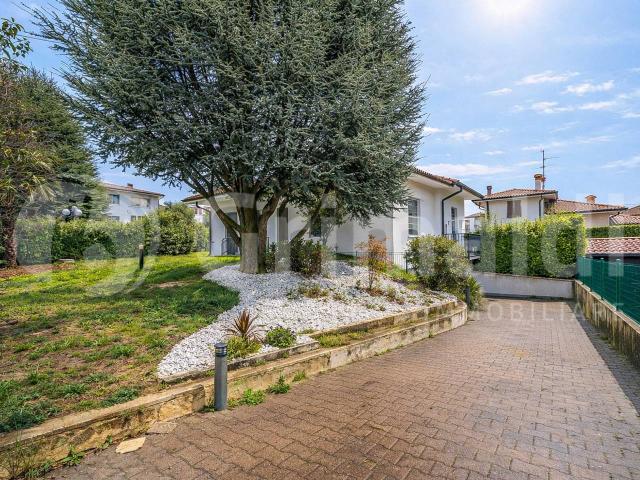 Villa Indipendente in vendita a Camparada, Lombardia