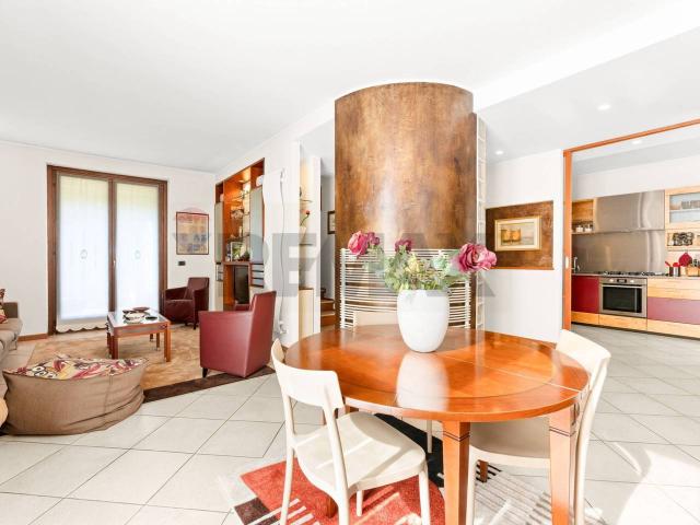Villa Indipendente in vendita a Camparada, Lombardia