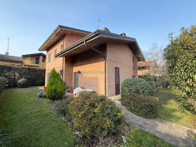 Villa Indipendente in vendita a Camparada, Lombardia