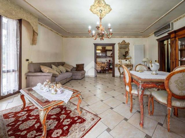 Villa Indipendente in vendita a Val d’Enza, Re