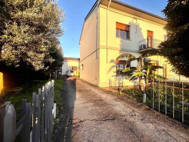 Villa Indipendente in vendita a Campi Bisenzio, Toscana