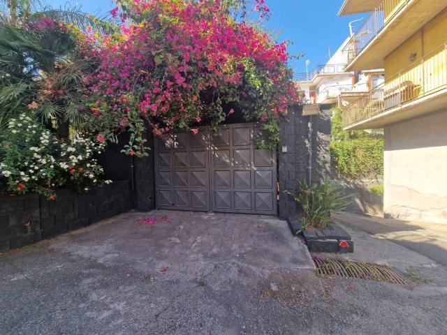 Villa Indipendente in vendita a Piano Tavola, Camporotondo Etneo