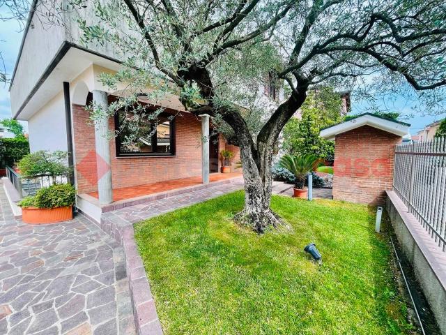 Villa Indipendente in vendita a Valverde, Canegrate
