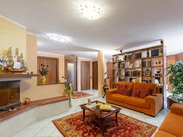 Villa Indipendente in vendita a Valverde, Canegrate