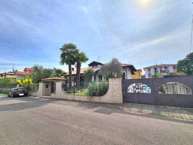 Villa Indipendente in vendita a Valverde, Canegrate