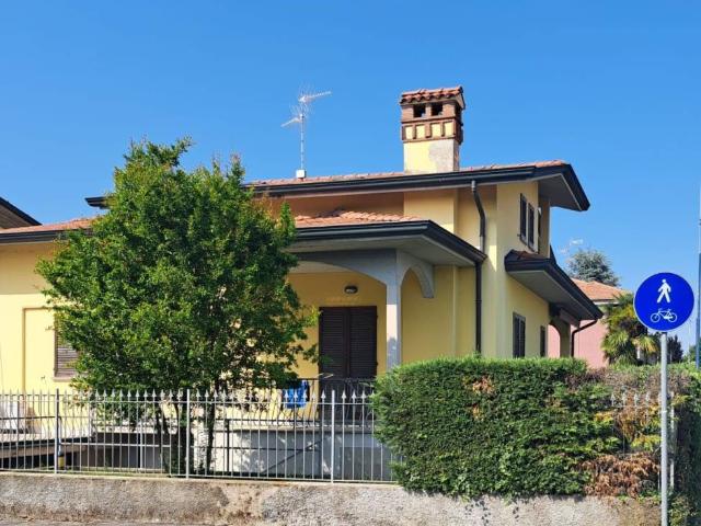 Villa Indipendente in vendita a Canonica D'adda, Lombardia