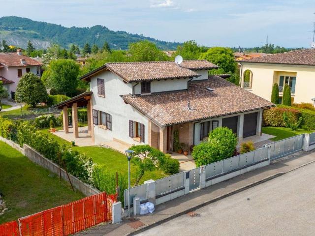 Villa Indipendente in vendita a Val d’Enza, Re