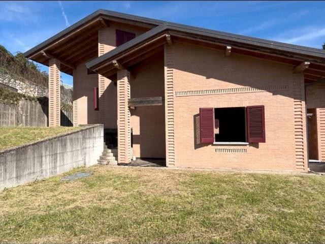 Villa Indipendente in vendita a Comunità Montana del Piambello, Cantello