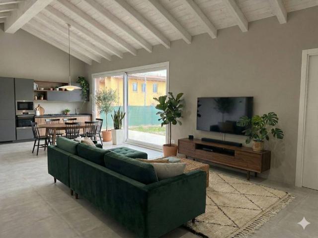 Villa Indipendente in vendita a Comunità Montana del Piambello, Cantello