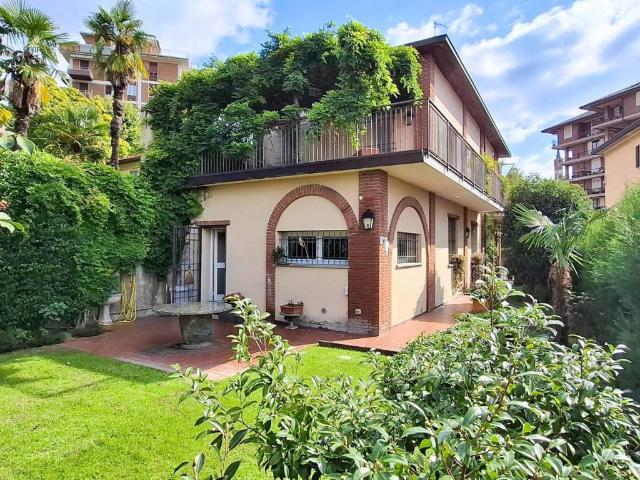 Villa Indipendente in vendita a Villaggio Trieste, Cantù