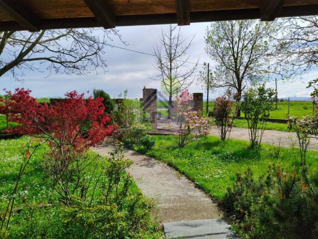 Villa Indipendente in vendita a Caorso, Piacenza