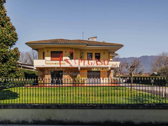 Villa Indipendente in vendita a Capannori, Toscana