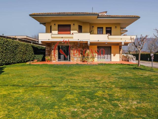 Villa Indipendente in vendita a Capannori, Toscana