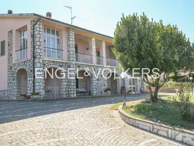 Villa Indipendente in vendita a Capodimonte, Lazio