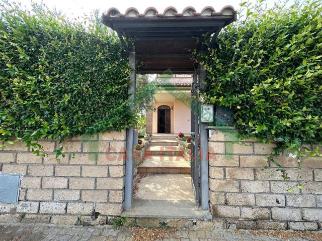 Villa Indipendente in vendita a Capodimonte, Lazio